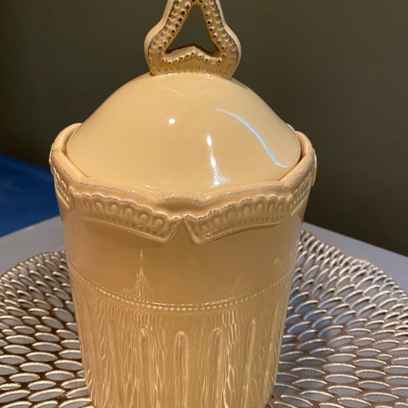 - Vintage pale yellow canister. - Picture 6 of 6